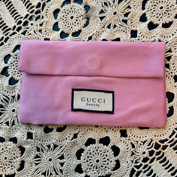 Gucci Beauty Comb with Pink Pouch with Floral Trim - Picture 4 of 5